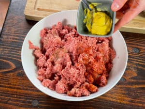 mittelscharfen senf zum hackfleisch mischen