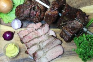 mutzbraten von oben - die frau am grill