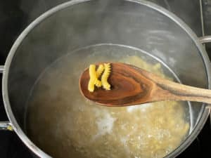 nudeln fuer nudelsalat bissfest kochen