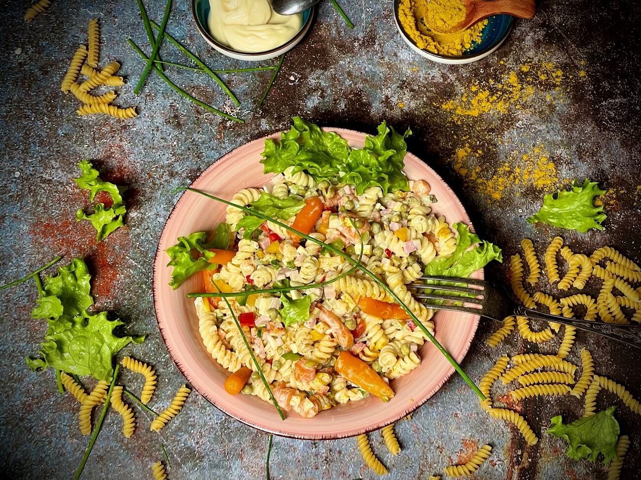 nudelsalat rezept - cremig - schnell - klassisch - einfach - bunt