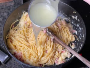 nudelwasser zu spagehtti carbonara geben