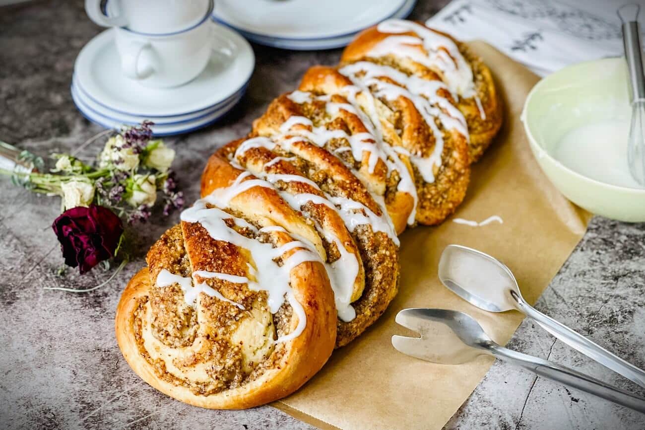 Nusszopf | einfach, saftig und mit Zuckerguss