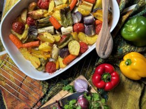 ofengemuese mit kartoffeln in auflaufform - die frau am grill