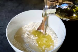 olivenoel in die pizzateig mehlmischung geben