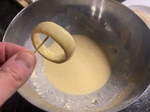 onion rings durch die panade ziehen
