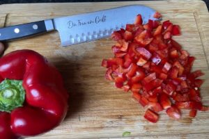 paprika entkernt und in sehr kleine w&uuml;rfel geschnitten