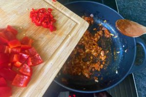 paprika und chili fuer shakshuka in pfanne geben