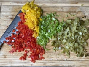 paprika und essiggurken fuer nudelsalat klein schneiden