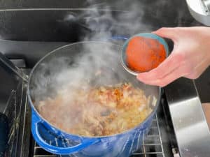 paprikapulver zu angeduensteten zwiebeln geben