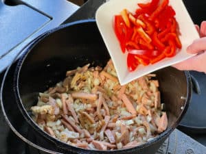 paprikastreifen zu den soljanka zutaten in den topf geben