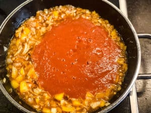 passierte tomaten in pfanne geben