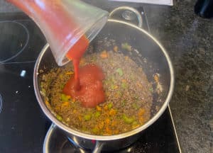 passierte tomaten zur spaghetti sosse geben