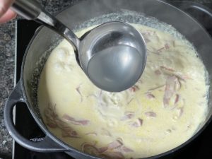 pasta kochwasser zu torellini alla panna sosse geben