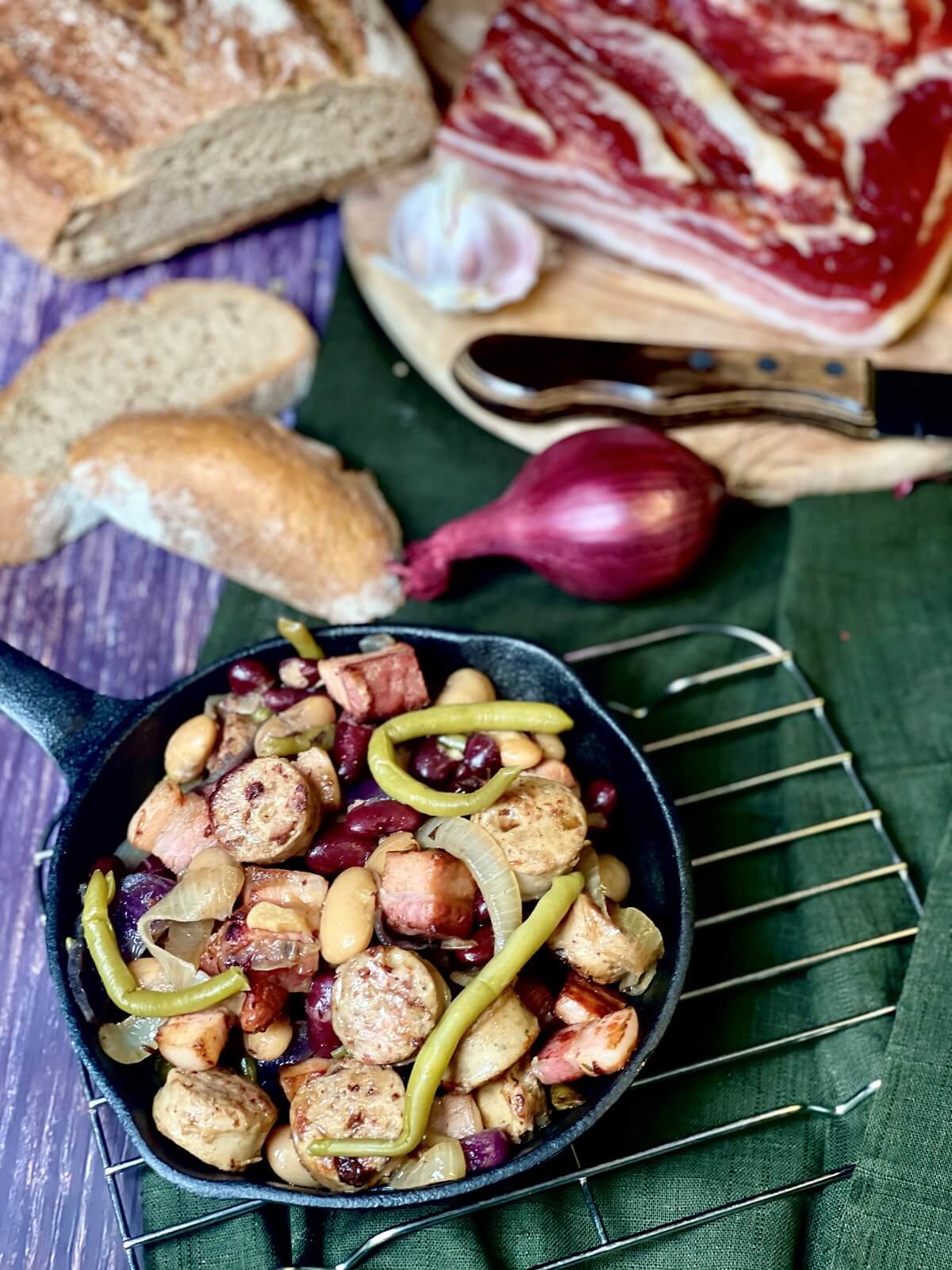 pfanne mit bratwurst, speck und bohnen