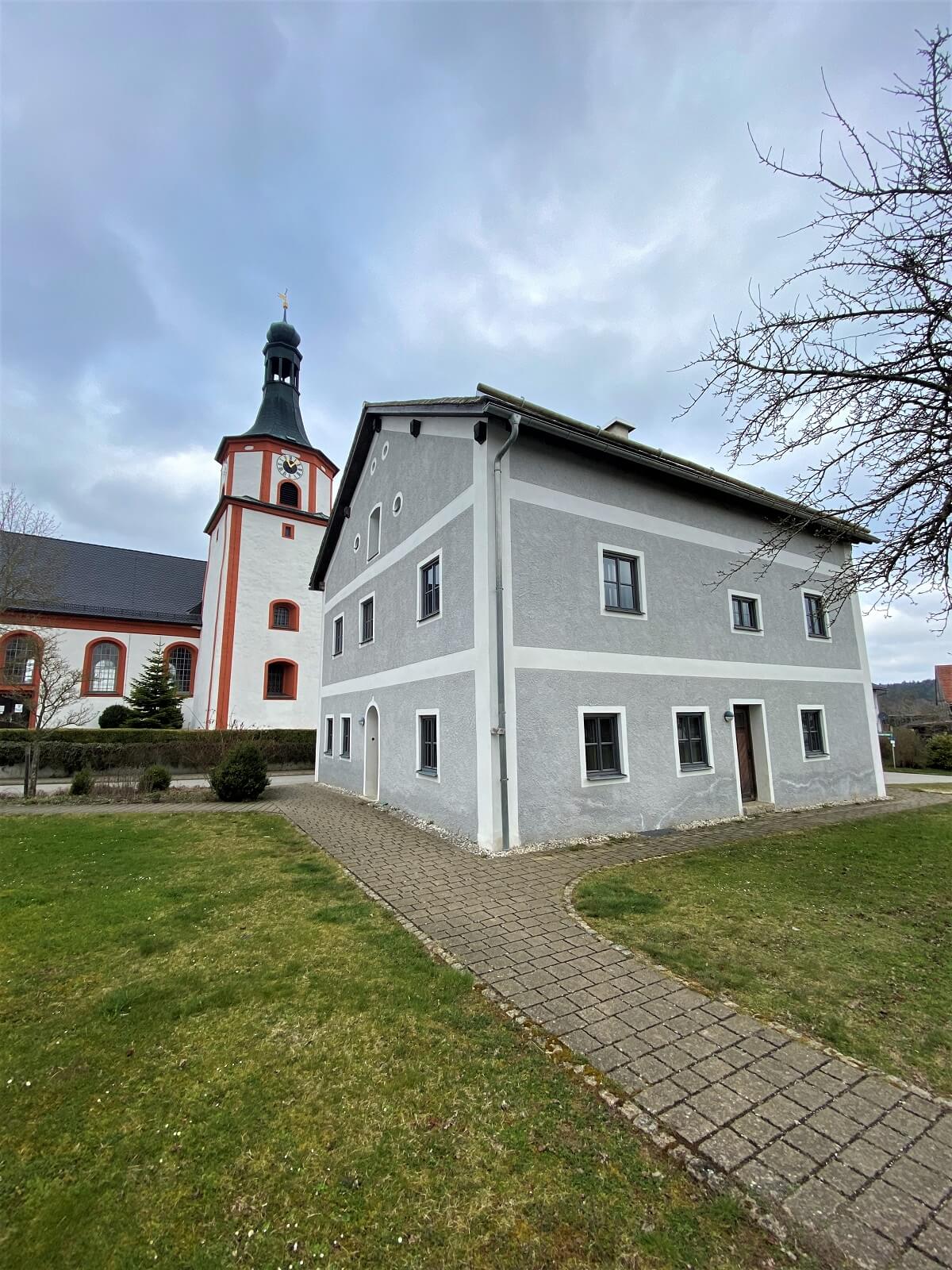 pfarrhaus kemnaten gemeinde breitenbrunn mit kirche im hintergrund