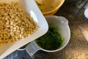 pienienkerne zum puerierten rucola geben