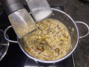 pilzsuppe mit salz und pfeffer abschmecken