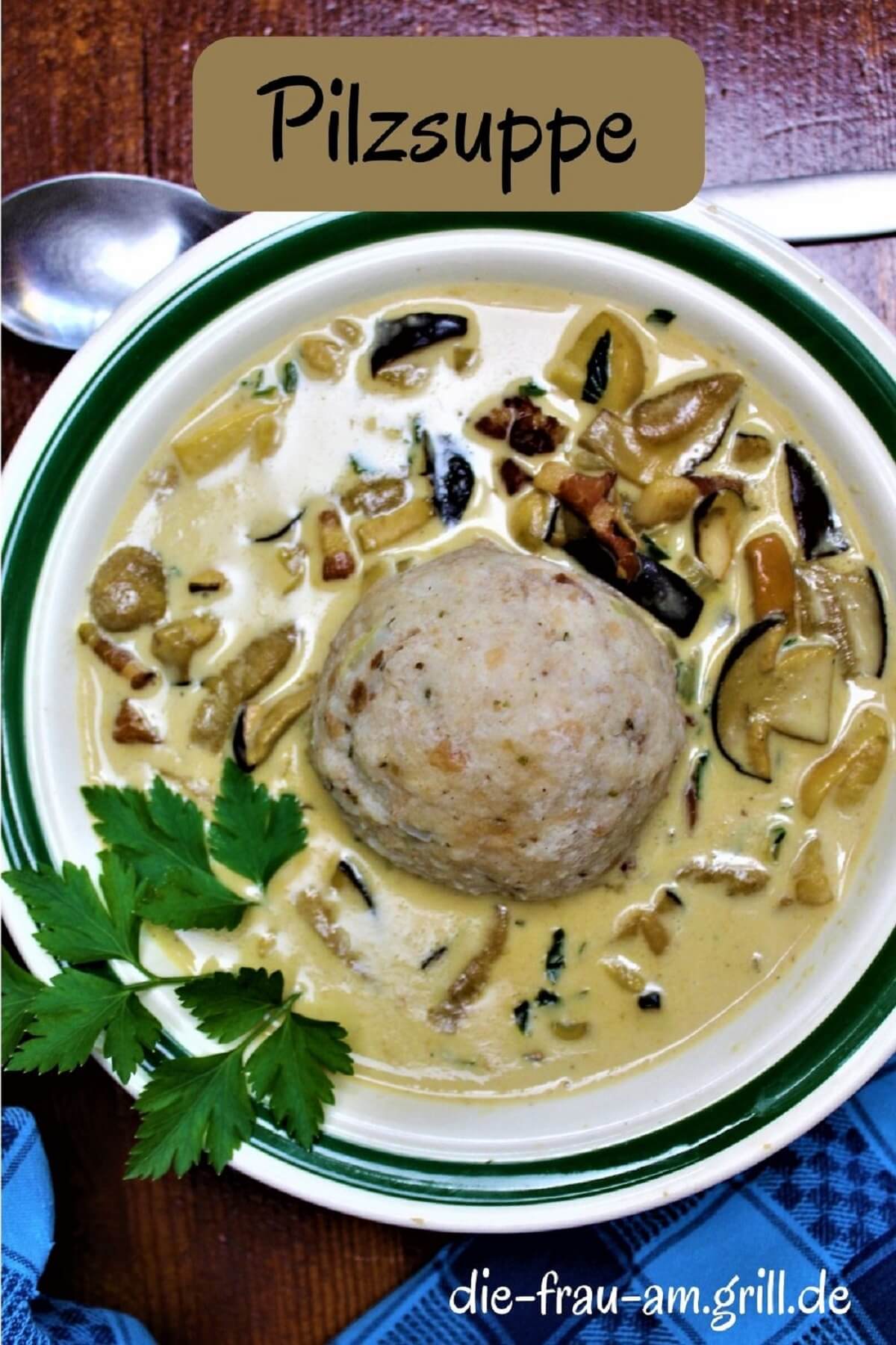 pilzsuppe mit semmeknoedel in teller