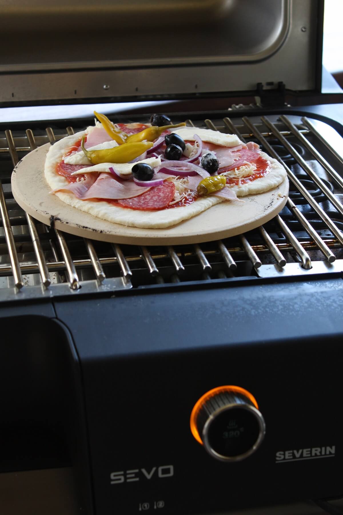 pizza auf pizzastein roh