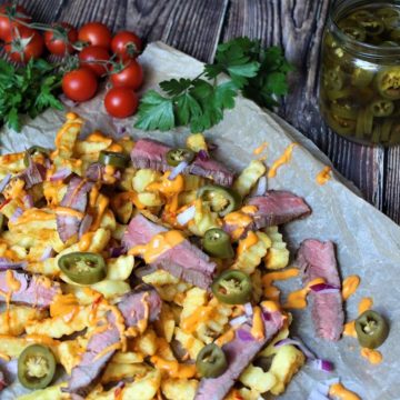 pommes mit kaese sosse und steak - die frau am grill