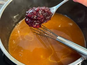 preiselbeeren in sauerbratensosse geben