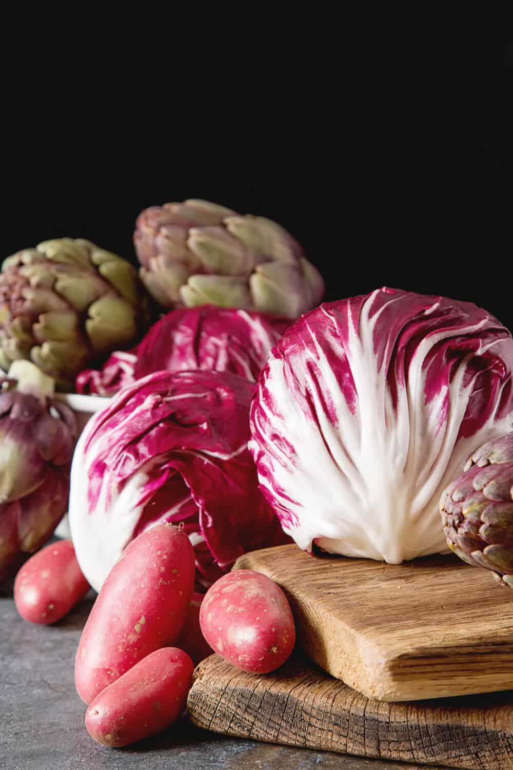 radicchio in kueche auf brett