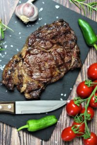 ribeye grillen rezept - die frau am grill