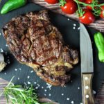 gegrilltes Ribeye Steak - die frau am grill