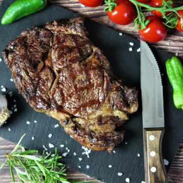 gegrilltes Ribeye Steak - die frau am grill