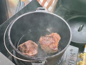 rinderbaeckchen in heissem oel scharf beidseitig anbraten