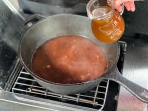 rinderfond zur pfeffersauce geben