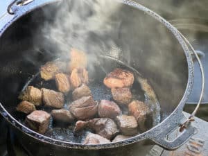 rindergulasch portionsweise anbraten