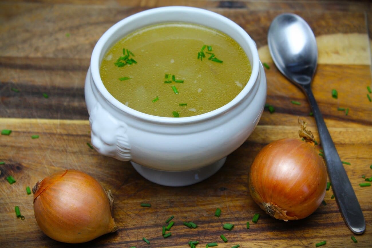 Klassische Rindersuppe: Einfaches Rezept in 3 Schritten