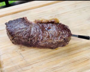 roastbeef steak mit fleisch thermometer