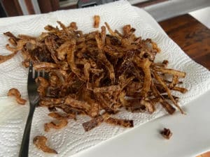 roestzwiebeln auf kuechenpapier abtropfen lassen
