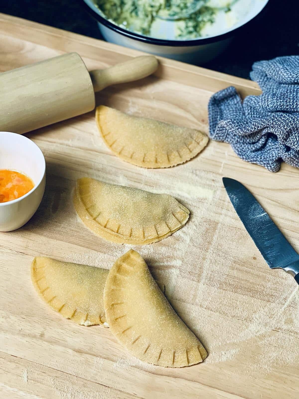 rohe ravioli auf arbeitsflaeche