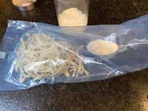rohe zwiebelringe und mehl in gefrierbeutel