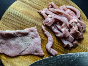 rohes fleisch in streifen geschnitten