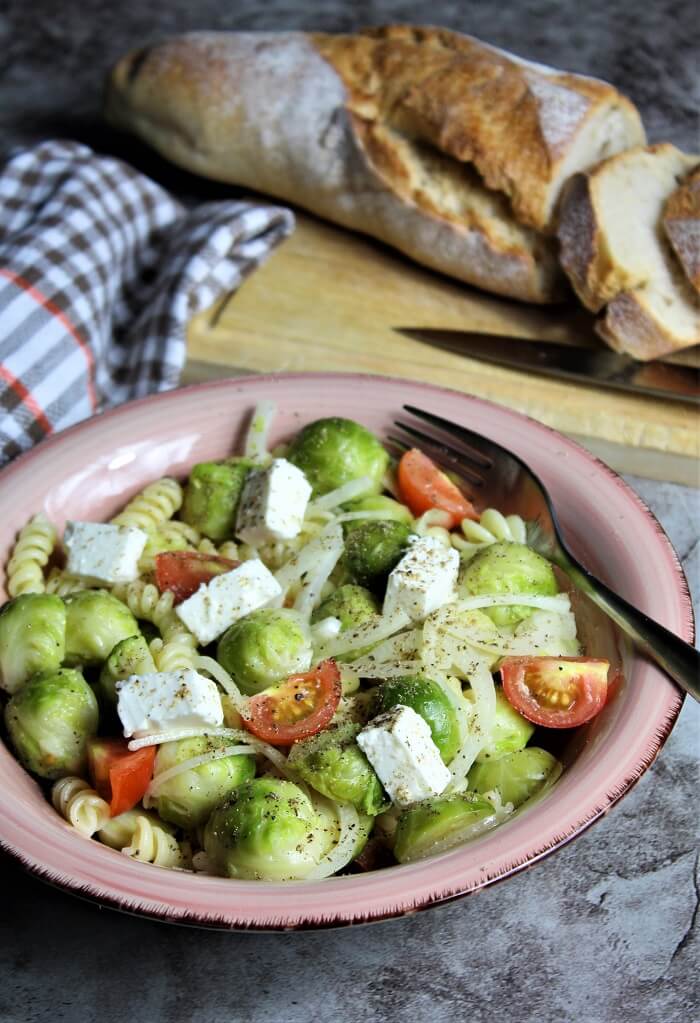 rosenkohlsalat mit feta - die frau am grill