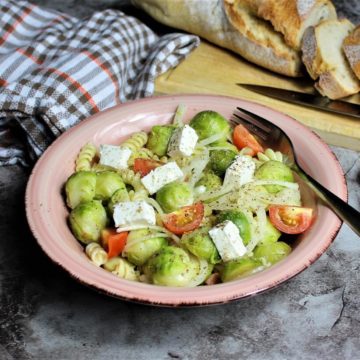 rosenkohlsalat mit pasta - die frau am grill