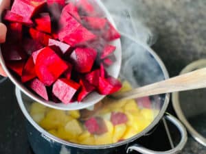 rote beete in kochtopf geben