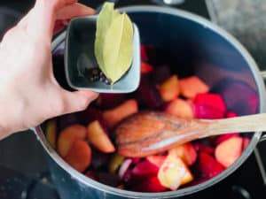rote beete suppe mit gewuerznelken, lorbeerblaettern und wacholderbeeren wuerzen