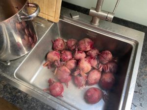 rote bete im spuelbecken abkuehlen lassen