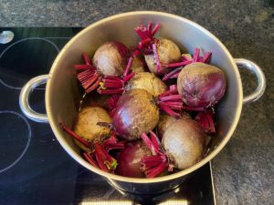 rote bete im wasser kochen bis sie weich ist