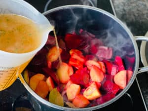 rote bete suppe mit gemuesebruehe aufgiessen