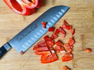 rote paprika entkernt und in kleine wuerfel geschnitten