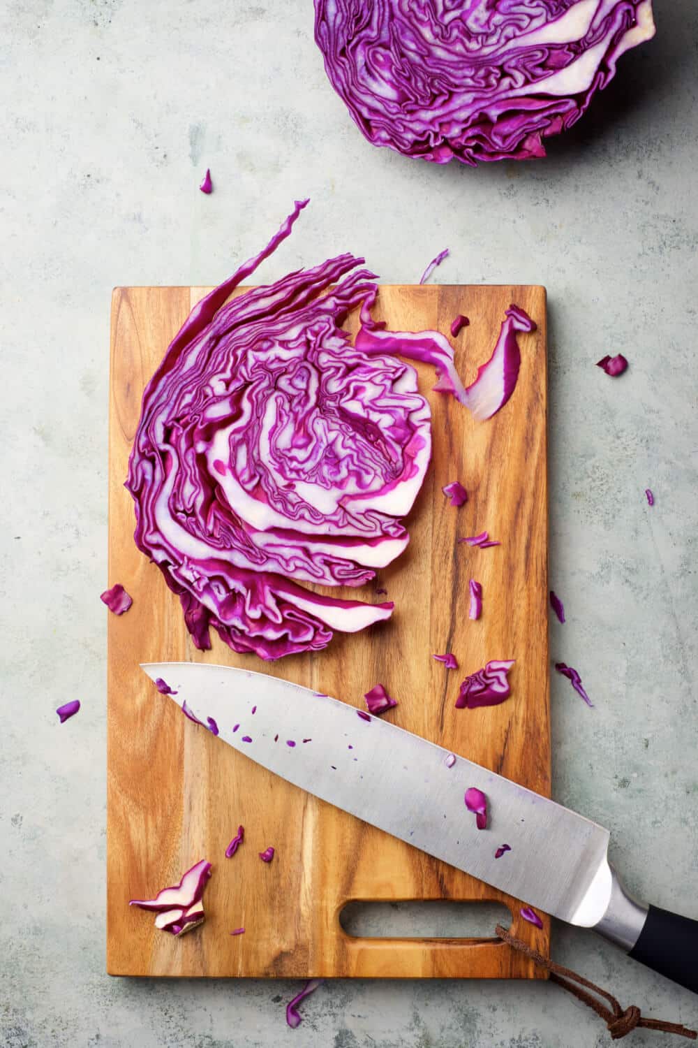 rotkohl auf brett schneiden