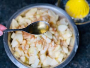 rum, zimt und zitronensaft ueber die geschnittenen aepfel geben