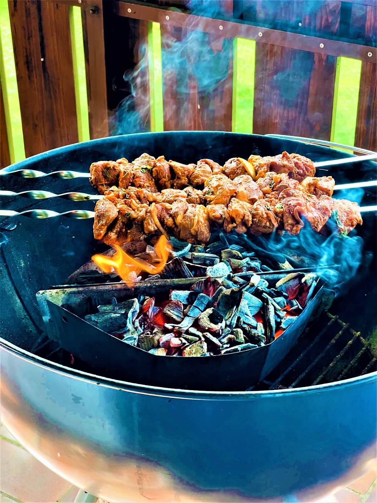 russisches schaschlik auf spie&szlig;en auf dem kugelgrill