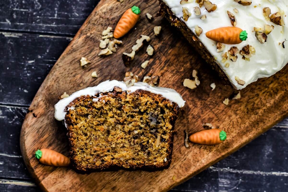 Saftiger Rüblikuchen mit Frischkäsetopping